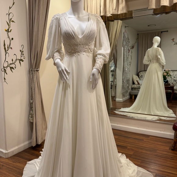 V-Neck and Backless Long Sleeve Lace Vintage Wedding Gown - Picture 2 of 3